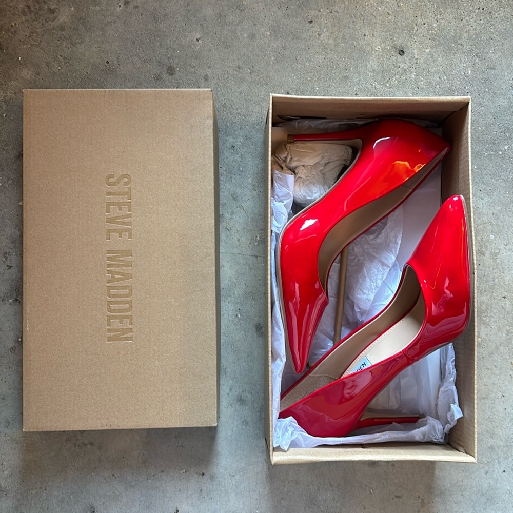 NWT Steve Madden Luiza red patent heels 7